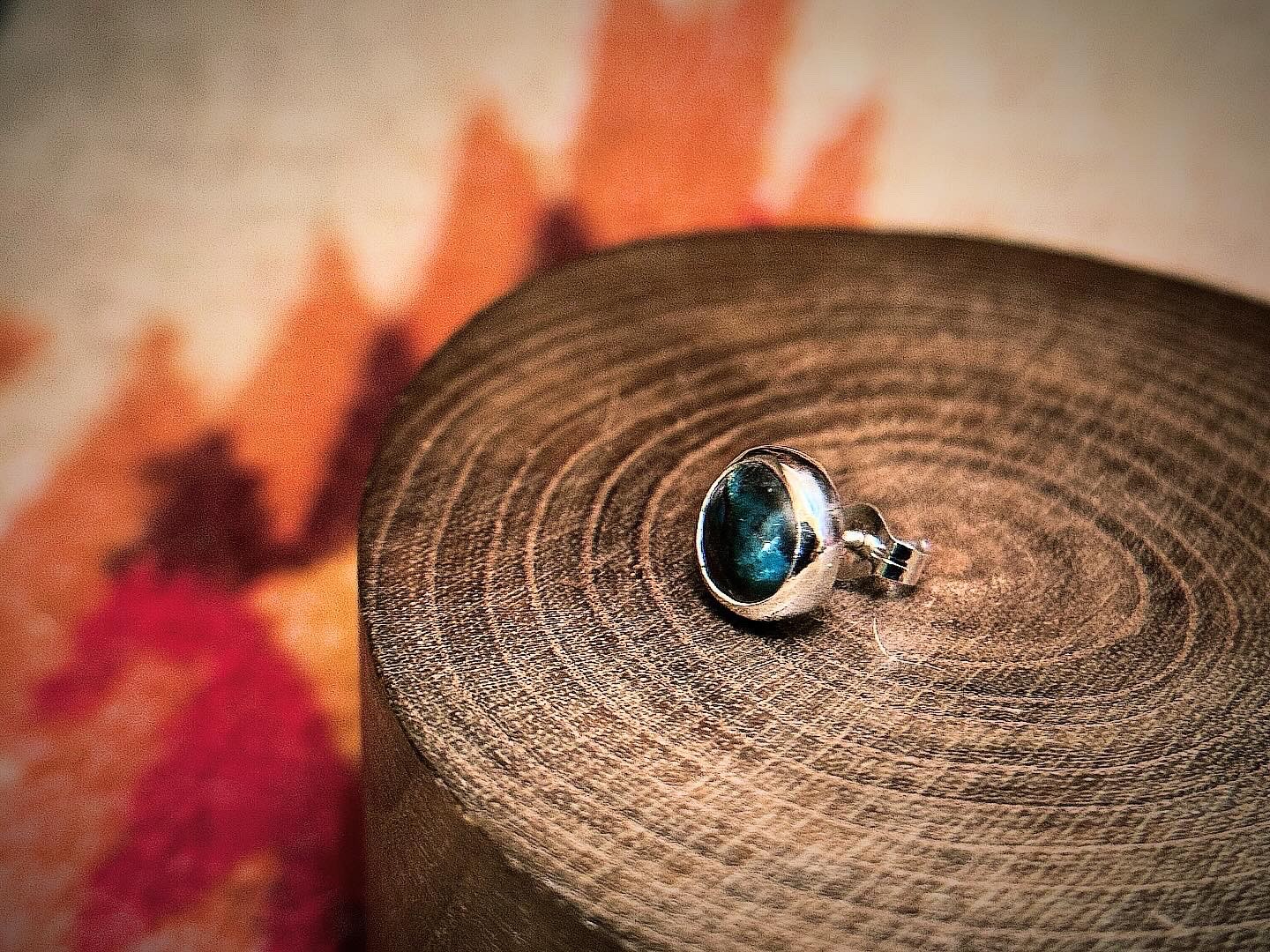 Round shape ビズビーターコイズピアス